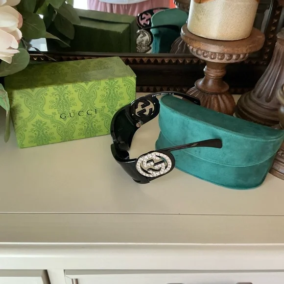 Gucci Women's Black and Green Tortoise Sunnies - Picture 6 of 9